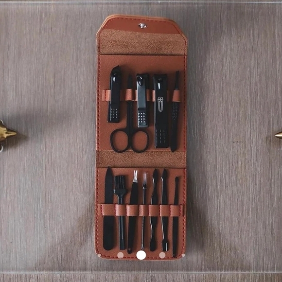 Men & Nails Other - Men's Grooming Kit in Brown Case